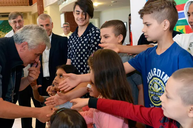 Limosnero pontificio visita centro de inmigrantes y lleva saludo del Papa Francisco
