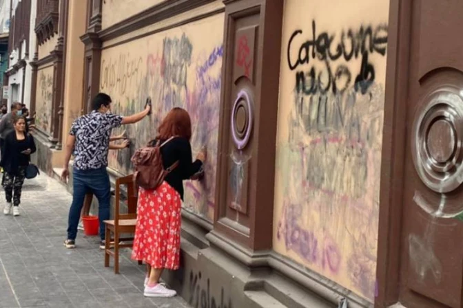 Católicos limpian paredes de iglesias atacadas por feministas en México