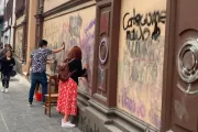 Católicos limpian paredes de iglesias atacadas por feministas en México