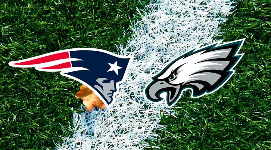 Emblemas de los New England Patriots y los Philadelphia Eagles sobre un campo de fútbol.