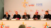 La rueda de prensa del vocero del Vaticano, P. Federico Lombardi, y los obispos de Polonia. Foto: Alan Holdren (ACI Prensa)