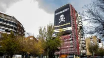 Lona desplegada en Madrid contra la eutanasia. Crédito: Vividores. 