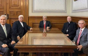 De izquierda a derecha: David Noel Ramu00edrez, Mons. Rogelio Cabrera Lu00f3pez, Andru00e9s Manuel Lu00f3pez Obrador, Mons. Franco Coppola y Alfonso Romo. Cru00e9dito: Twitter / Andru00e9s Manuel Lu00f3pez Obrador. 