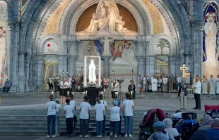Explanada del Santuario de Lourdes frente a la basílica del Rosario. Crédito: Nicolás de Cárdenas 