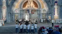 Explanada del Santuario de Lourdes frente a la basílica del Rosario. Crédito: Nicolás de Cárdenas