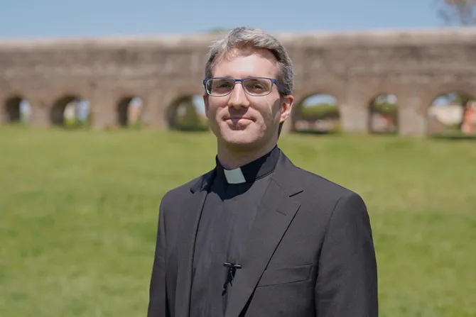 Investigaba colisiones de agujeros negros y encontró su vocación: Hoy es sacerdote