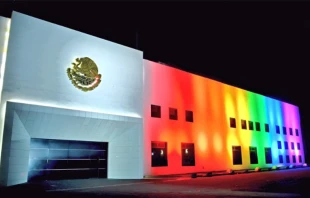 Residencia presidencial de Los Pinos con los colores de la bandera gay. Foto: Twitter Enrique Peu00f1a Nieto. 