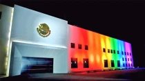 Residencia presidencial de Los Pinos con los colores de la bandera gay. Foto: Twitter Enrique Peu00f1a Nieto.