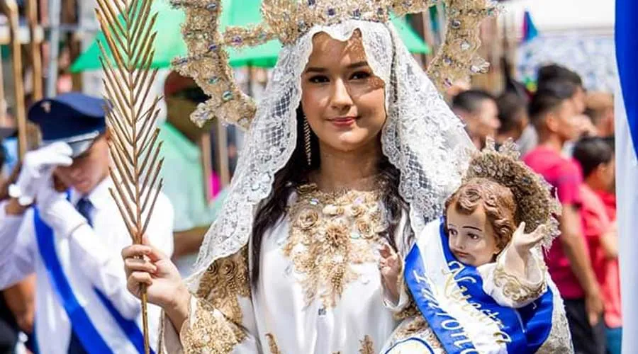 Joven cumple promesa a la Virgen y se viste como ella para desfile patrio en El Salvador
