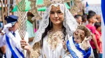 Lourdes María Cornejo vestida como Nuestra Señora de la Paz en desfile patrio de El Salvador el 15 de septiembre de 2019. Crédito: Cortesía / Lourdes María Cornejo.
