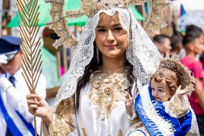Joven cumple promesa a la Virgen y se viste como ella para desfile patrio en El Salvador