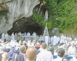Peregrinos rezan a la Virgen de Lourdes?w=200&h=150