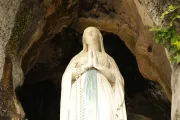 Artista se desnuda ante gruta de la Virgen de Lourdes en Francia