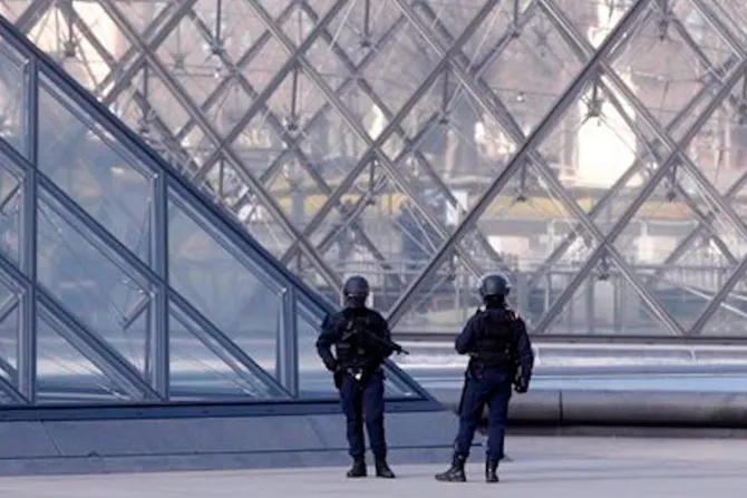 Obispos de Francia se pronuncian tras ataque junto al Museo del Louvre en París