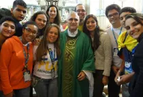 Mons. Jorge Lozano (al centro) con un grupo de peregrinos en la reciente JMJ Río 2013 (foto Facebook)