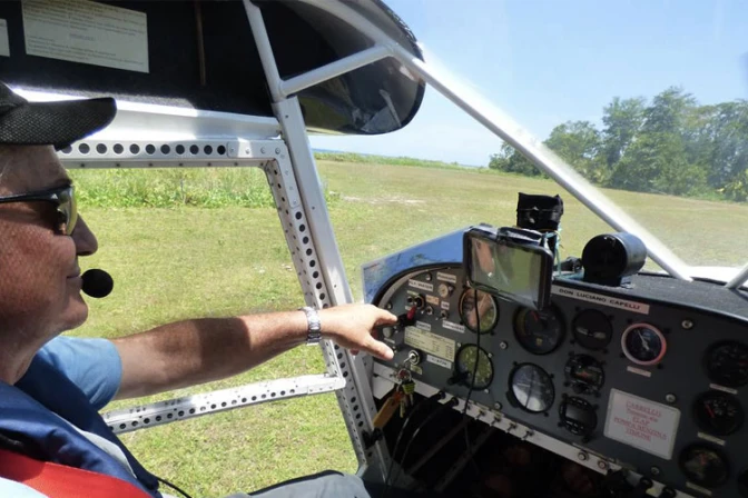 Este Obispo literalmente vuela para servir a sus fieles