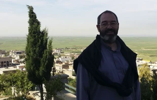 P. Luis Montes y poblado cristiano Alqosh detru00e1s de u00e9l. Foto: Cortesu00eda. 