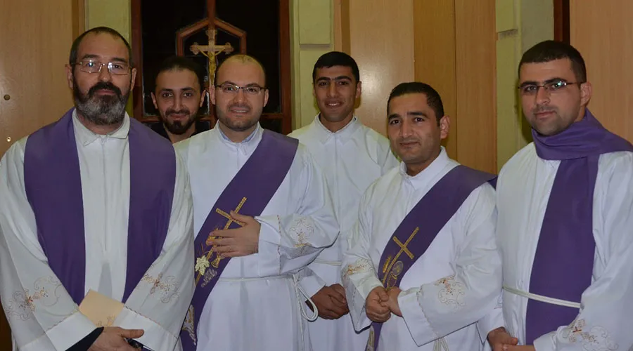 P. Luis Montes (izquierda) y seminaristas en Erbil. Foto: Instituto del Verbo Encarnado.