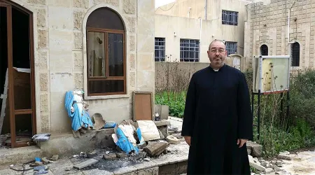 Sacerdote visita iglesia destruida por ISIS: “El que está detrás de todo es el demonio”