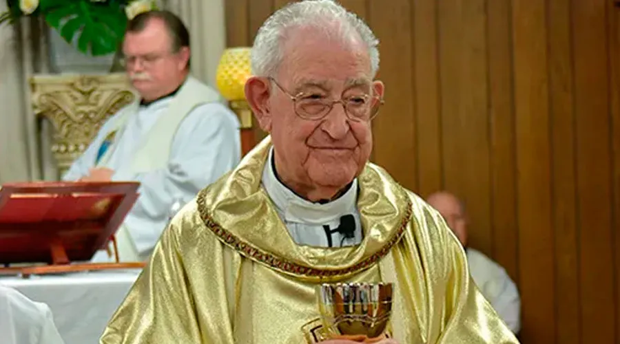 Tiene 100 años, es sacerdote hace 77 y sigue siendo párroco
