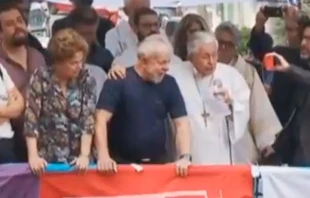 Dilma Roussef, Lula da Silva y el Obispo Angelico Sandalo en la celebraciu00f3n. Imagen captura Youtube 