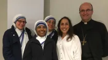 María Martínez junto con varias Misioneras de la Caridad y Mons. José Ignacio Munilla que acudieron a escuchar su testimonio de conversión. Foto: Facebook Mons. Munilla. 