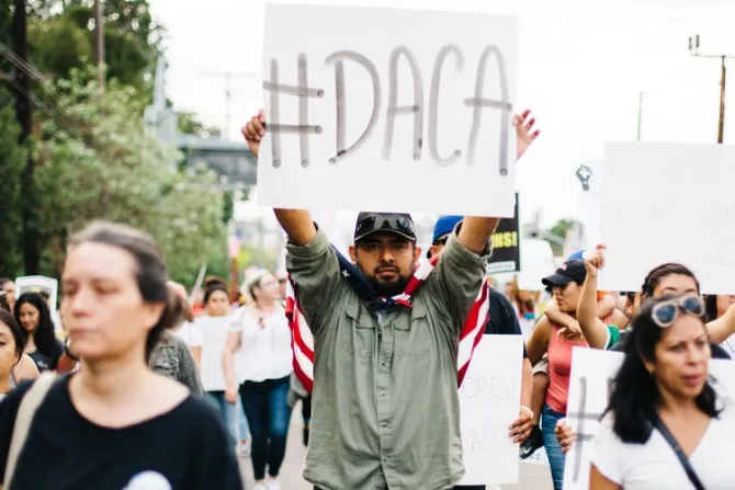 Arquidiócesis de Los Ángeles dará asesoría legal gratuita sobre DACA