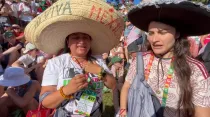 Dos peregrinas mexicanas en la JMJ de Lisboa 2023. Crédito: Almudena Martínez Bordiú / ACI Prensa.