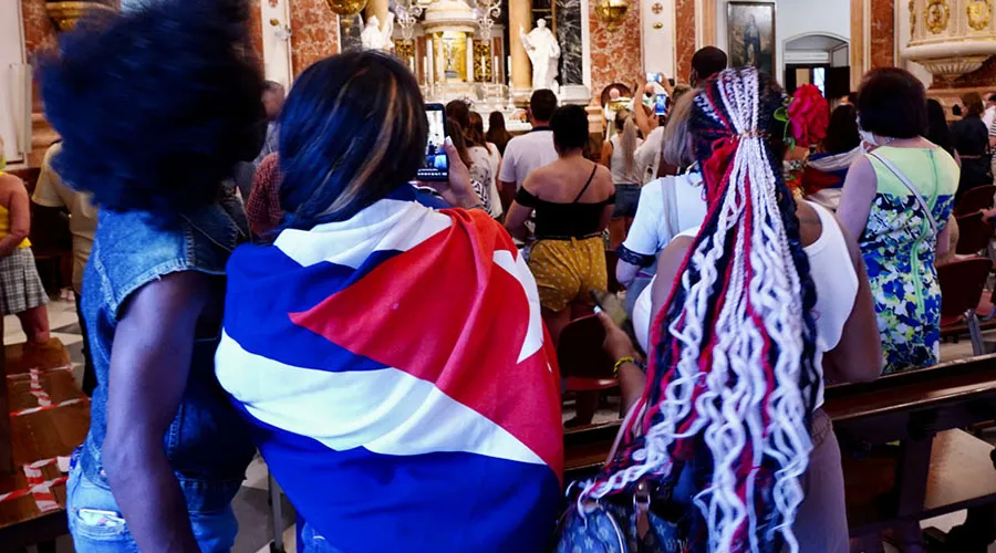 Participantes de la Misa por Cuba en la Basílica de los Desamparados de Valencia (España). Crédito: Archivalencia.