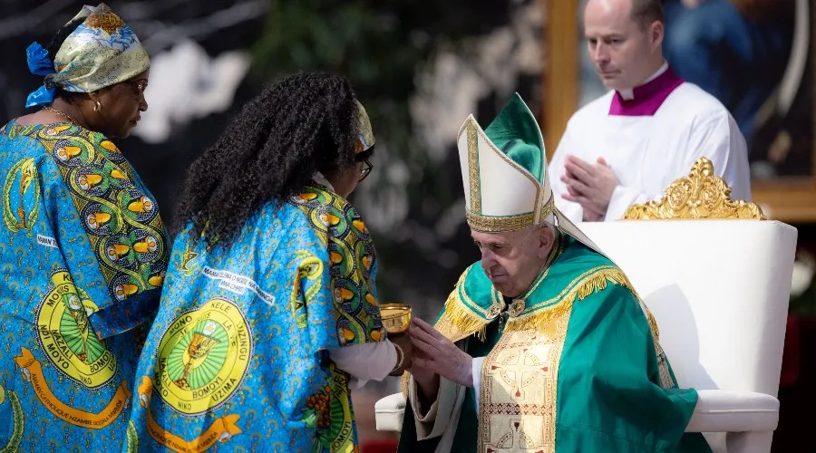 Papa Francisco recibe ofrendas en la Misa con la comunidad congoleña. Crédito: Daniel Ibáñez/ACI Prensa