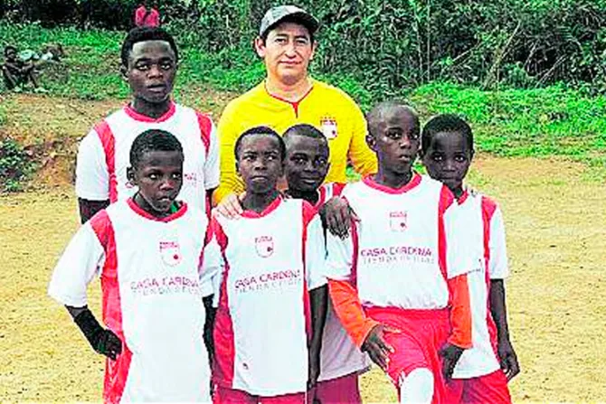 Misionero se convierte en entrenador de fútbol para alegrar a niños africanos 