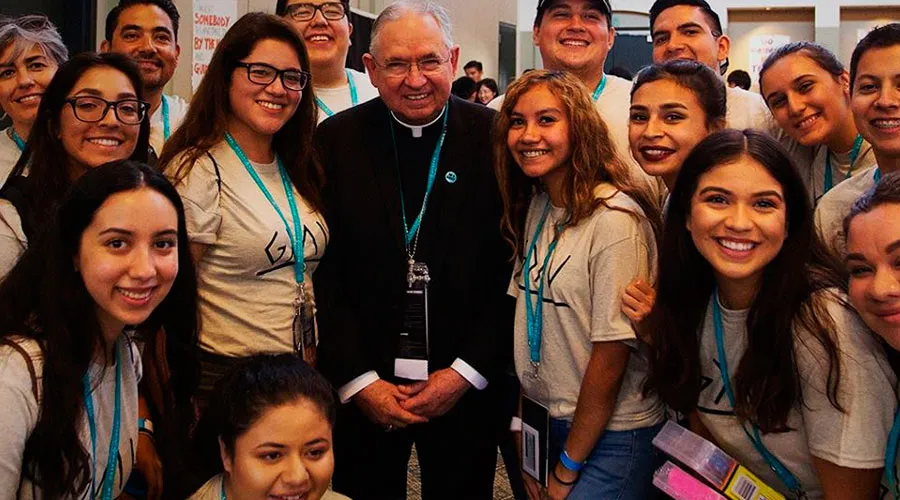 Mons. Gomez con los jóvenes de su arquidiócesis / Foto: Facebook Archbishop José H. Gomez