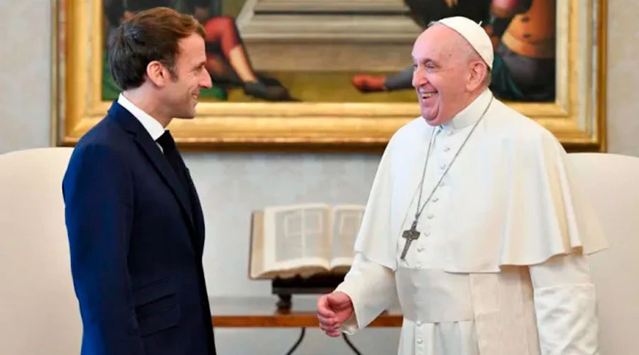 El Presidente de Francia, Emmanuel Macron, y el Papa Francisco. Créditos: Vatican Media?w=200&h=150