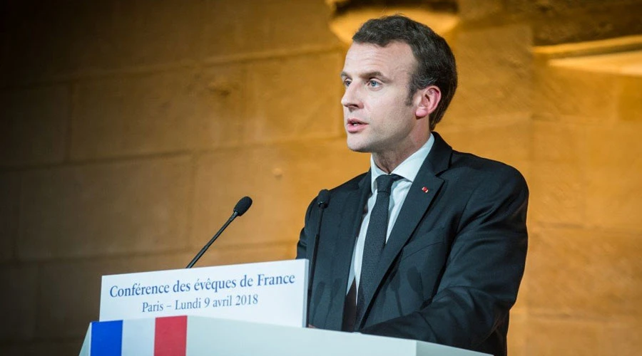 Emmanuel Macron dirige un discurso a los obispos de Francia. Foto: Conferencia Episcopal Francesa (CEF)