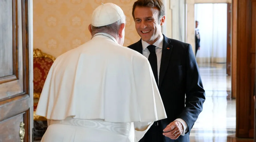 El Papa Francisco recibe a Emmanuel Macron. Crédito: Vatican Media?w=200&h=150
