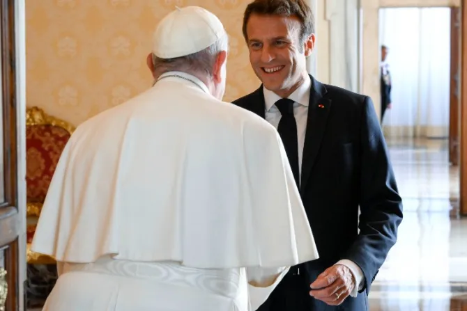 El Papa Francisco recibe en el Vaticano a Emmanuel Macron, presidente de Francia