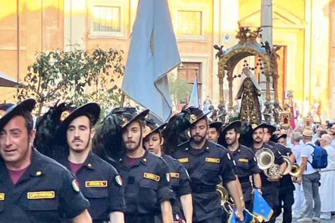 Fieles en Roma celebran nuevamente con procesiones a la Virgen del Carmen