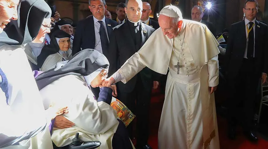 El Papa Francisco recibe el saludo de la madre María Soledad en su visita al Monasterio de Las Nazarenas, en Lima (Perú). Foto: Presidencia Perú.?w=200&h=150