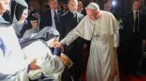 El Papa Francisco recibe el saludo de la madre María Soledad en su visita al Monasterio de Las Nazarenas, en Lima (Perú). Foto: Presidencia Perú.