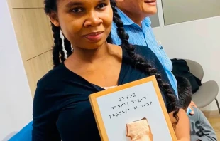 Melisa muestra la ecografu00eda en alto relieve de su hijo. Cru00e9dito: Noticias Caracol (captura de video) 