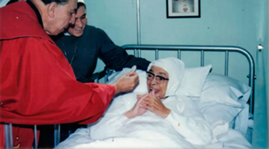 La Madre María Berenice Duque recibe la Eucaristía cuando estuvo enferma. Crédito: Hermanitas de la Anunciación