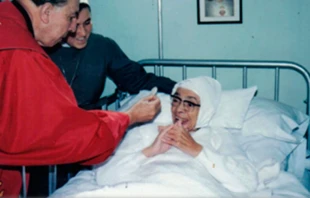 La Madre Maru00eda Berenice Duque recibe la Eucaristu00eda cuando estuvo enferma. Cru00e9dito: Hermanitas de la Anunciaciu00f3n 