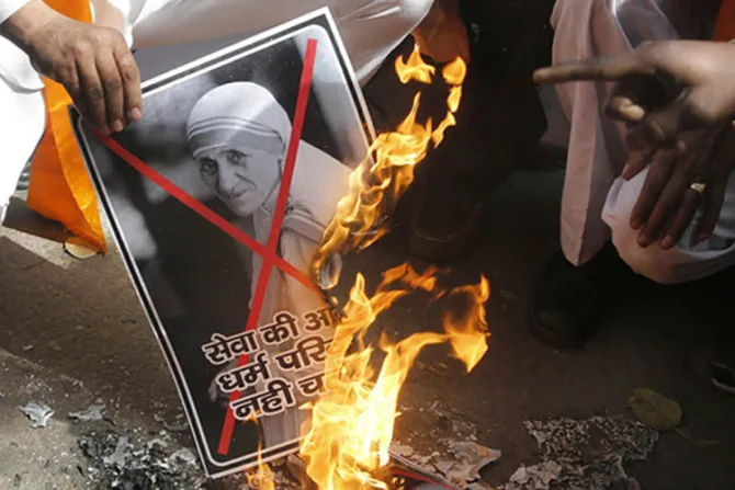 Extremistas hindúes queman imagen de la Madre Teresa de Calcuta