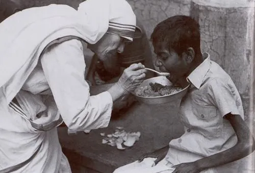 La Beata Madre Teresa de Calcuta + alimentando a un niño pobre?w=200&h=150