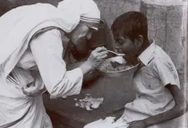 La Beata Madre Teresa de Calcuta + alimentando a un niño pobre