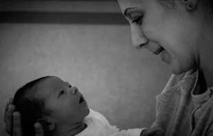 Foto Referencial - Madre con su hijo/ Dominio Publico 