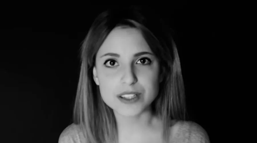 [VIDEO] Una joven se indigna: Se respeta creer en extraterrestres pero no creer en Dios