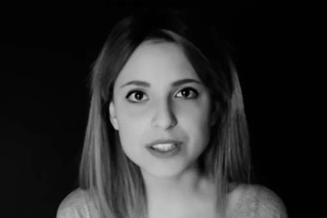[VIDEO] Una joven se indigna: Se respeta creer en extraterrestres pero no creer en Dios