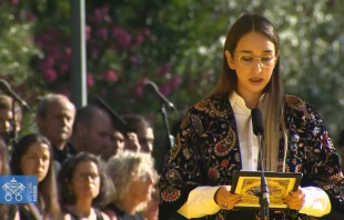 Mahoor Kaffashian, estudiante iranu00ed de la Universidad Catu00f3lica Portuguesa. Cru00e9dito: Vatican Media. 