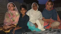 Familia Shahbaz junto con Maika en Pakistán. Crédito: Ayuda a la Iglesia Necesitada Italia. 